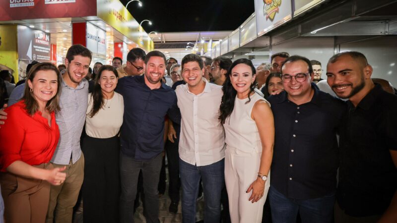 João Campos visita a Exposerra ao lado de Márcia Conrado