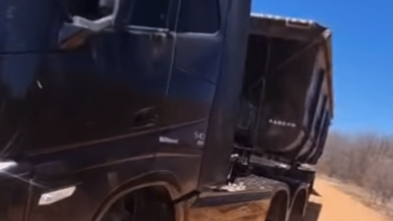 Carreta é encontrada abandonada e sem pneus em estrada entre Ouricuri e Parnamirim