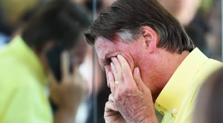 Bolsonaro enviou mais de 300 mensagens e vídeos mesmo proibido de usar redes, diz PF