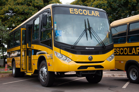 Frota escolar de Ouricuri ganha dois ônibus modernos e adaptados para ampliar o transporte dos alunos
