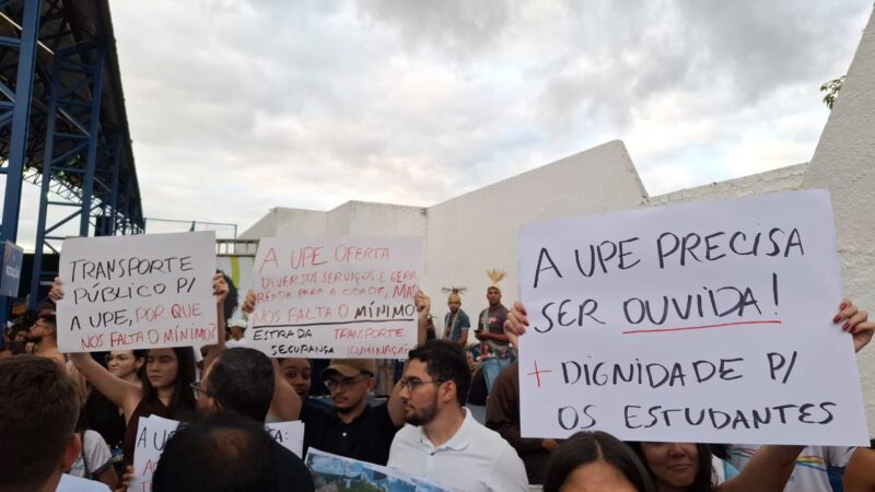 Raquel Lyra é recebida sob protestos em Arcoverde durante audiência do programa “Ouvir para Mudar”