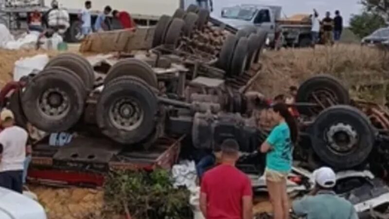 Acidente com vítima fatal: motorista de carreta morre preso às ferragens ao tentar desviar de Pálio na BR-316, em Trindade