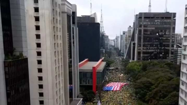 No 7 de Setembro, bolsonaristas levam bandeira gigante dos EUA à Paulista