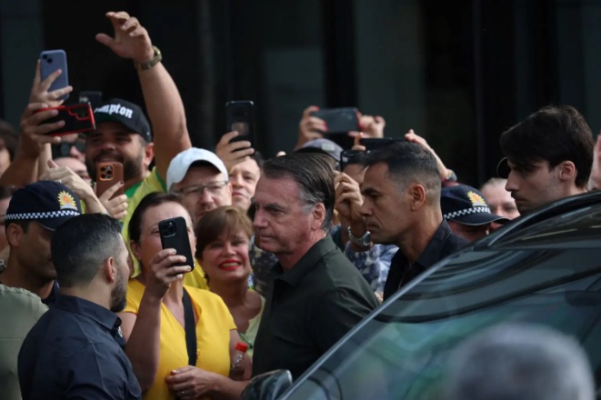 Bolsonaro passa mal, deixa prisão domiciliar e é levado a hospital em Brasília