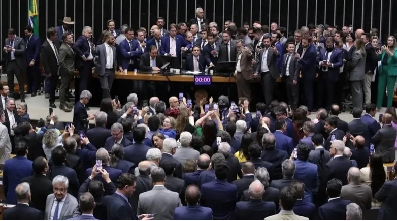 Câmara aprova PEC da Blindagem em primeiro turno