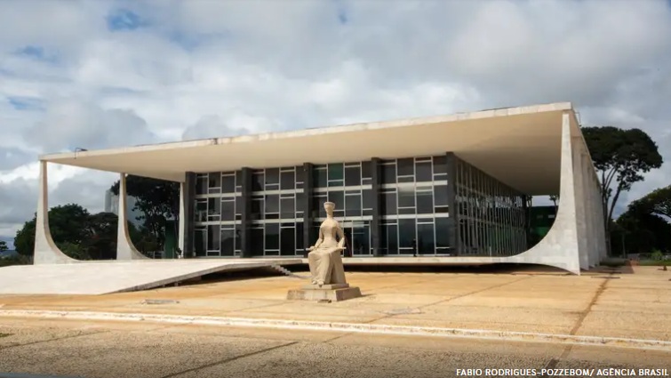 Brasileiros confiam mais em igrejas do que no presidente, STF e Congresso, diz pesquisa Quaest