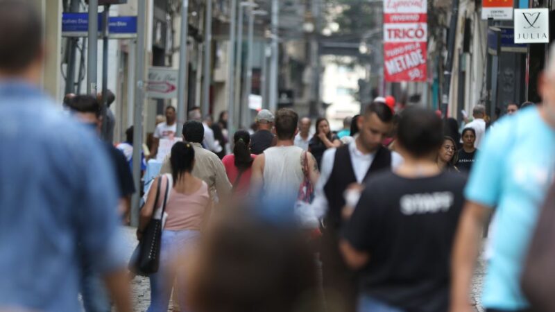 Pernambuco está entre 3 estados com maioria da população que se desloca a pé, diz Censo 2022
