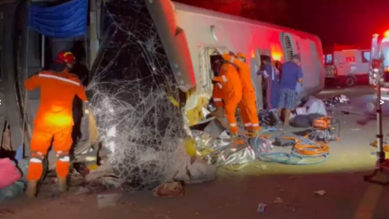 PRF inicia perícia para identificar causas de acidente de ônibus com 17 mortos em Pernambuco