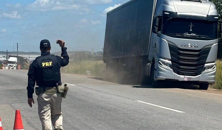 PRF promove Comando de Saúde para caminhoneiros na BR-316, em Ouricuri