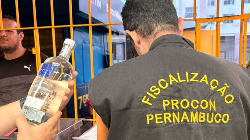 Procon-PE fiscaliza estabelecimentos e apreende produtos vencidos e bebidas destiladas com suspeitas de irregularidade