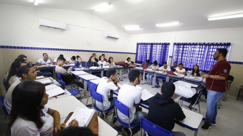 Pernambuco abre seleção com quase 2 mil vagas na área de Educação; salários chegam a até R$ 4,8 mil