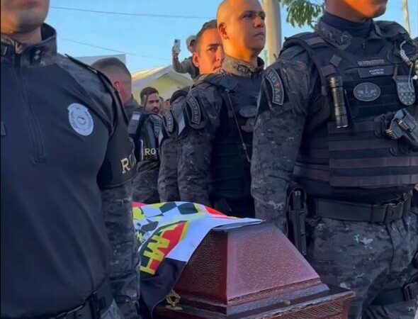 Comoção marca sepultamento do sargento Leandro de Medeiros em Ouricuri