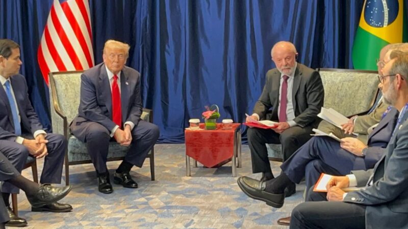 Ibovespa renova máxima após encontro Lula-Trump; dólar cai a R$ 5,37