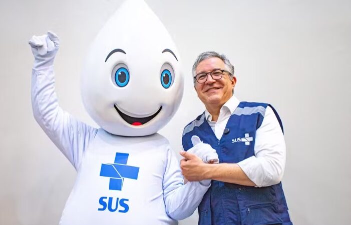 Em Dia D de Vacinação, Padilha garante a segurança da imunização