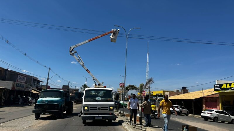 Prefeitura de Ouricuri moderniza canteiro central da Avenida Fernando Bezerra com novas luminárias e mais segurança