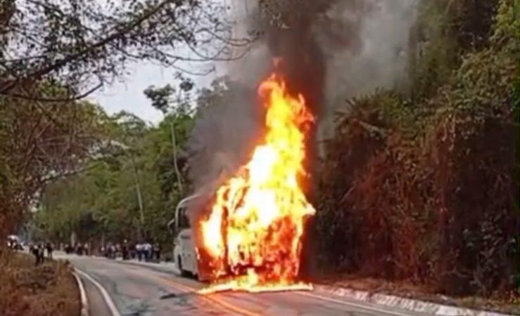 Ônibus da Viação Pernambucana pega fogo durante viagem entre Cariri e Ouricuri; passageiros conseguem sair a tempo