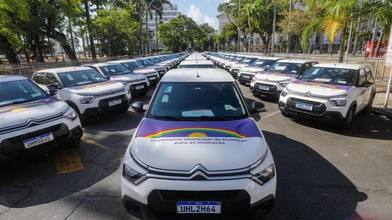 Governo de Pernambuco troca o azul por roxo em veículos oficiais