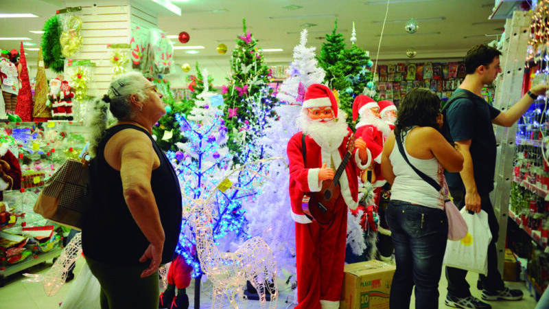 Entenda os direitos do consumidor para trocas de presentes de Natal