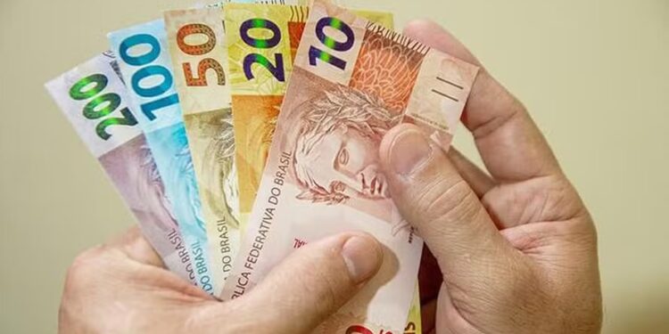 Salário mínimo de R$ 1.621 começa a ser pago nesta segunda