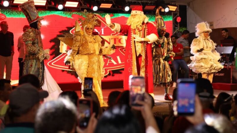 Encanto de Natal reúne multidão e marca passagem do Papai Noel pela Praça Frei Damião em Ouricuri