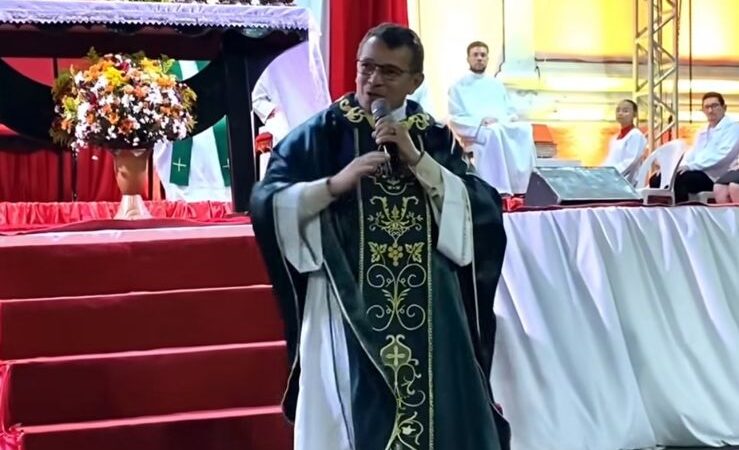 Fiéis participam de celebração da Festa de São Sebastião com pregação do padre Fernandinho