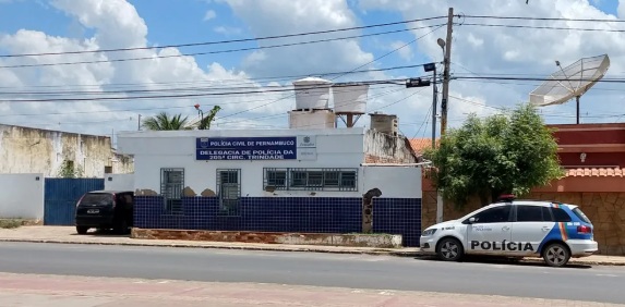 Homem é denunciado por importunação sexual após espionar vizinha em Trindade