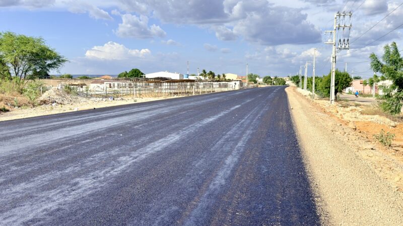 PE-630 começa a receber imprimação asfáltica na estrada de acesso ao distrito de Barra de São Pedro, em Ouricuri