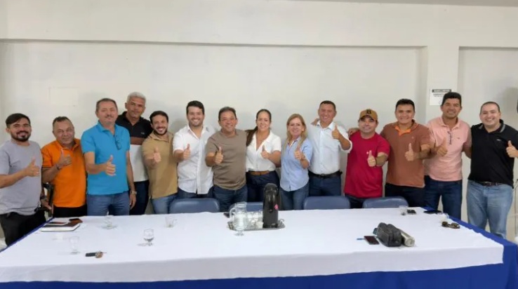 Prefeito Evilásio Mateus, vice Bringel Filho e 11 vereadores de Araripina unidos pela reeleição da deputada Roberta Arraes