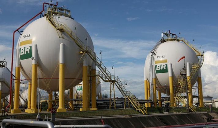 Petrobras reduz preços de gasolina em 5,2% para distribuidoras