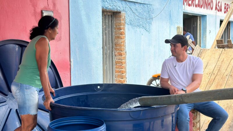 Prefeito Victor Coelho comanda ação de abastecimento de água no povoado do Lopes