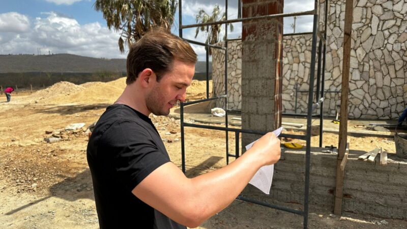 Prefeito Victor Coelho oficializa nome do novo pátio de eventos em homenagem ao ex-prefeito Chico Coelho