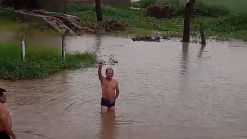 Chuva intensa provoca alagamento em trecho de Bodocó neste domingo