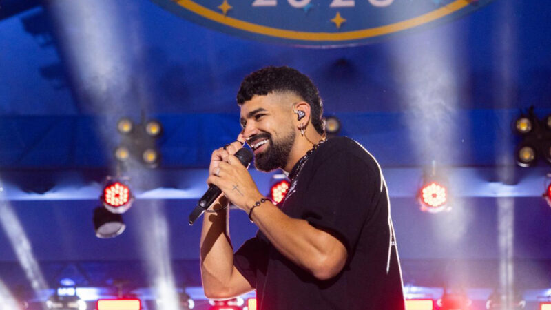 Foliões lotam Polo Bomba para curtir show de Dilsinho no Carnaval de Salgueiro