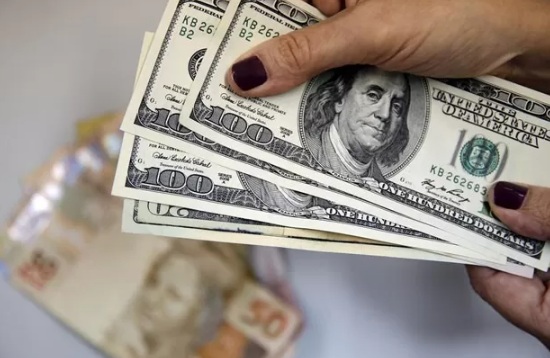 Dólar cai para o menor valor em 21 meses, e bolsa bate recorde