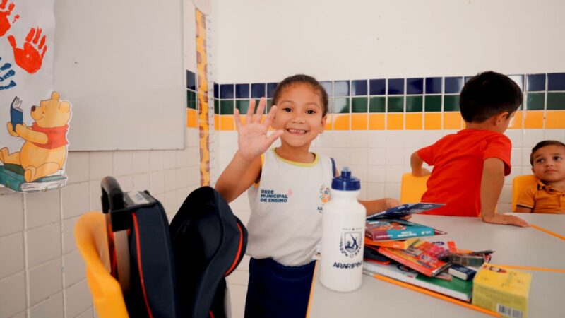 Prefeitura de Araripina inicia ano letivo com entrega de kits escolares e reforça compromisso com a educação