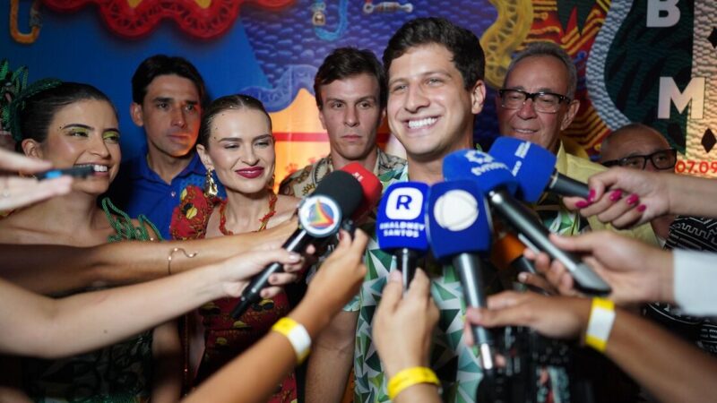 João Campos comanda Baile Municipal do Recife e reúne aliados