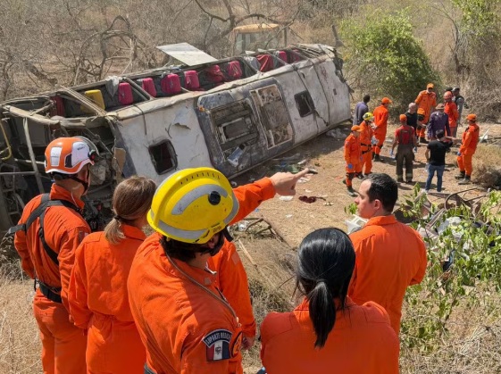 Ônibus com romeiros capota e deixa 15 mortos e feridos em São José da Tapera, em Alagoas