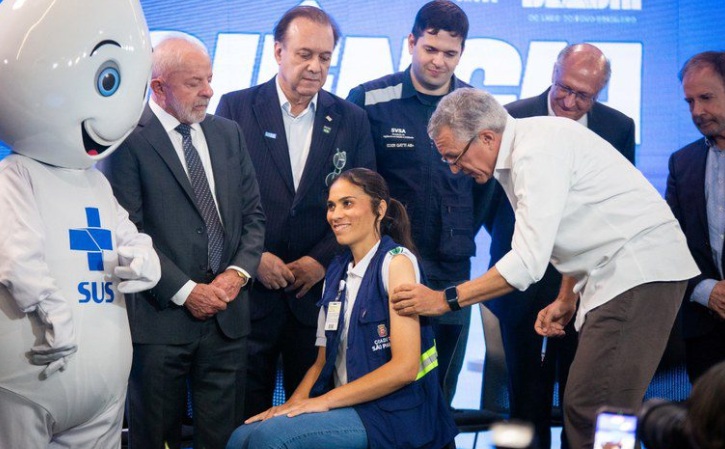 Governo do Brasil inicia vacinação de 1,2 milhão de profissionais de saúde contra a dengue