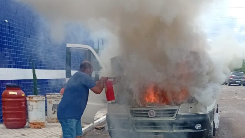 Van pega fogo em frente à Câmara de Vereadores de Ouricuri