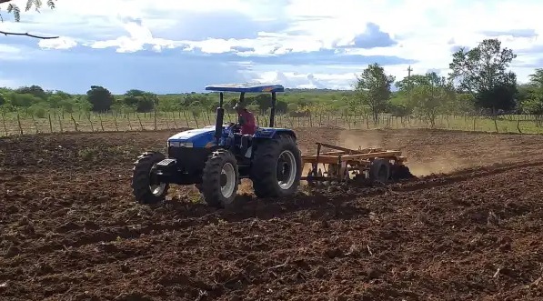 Prefeitura de Ouricuri inicia programa de aração de terra para agricultores da zona rural