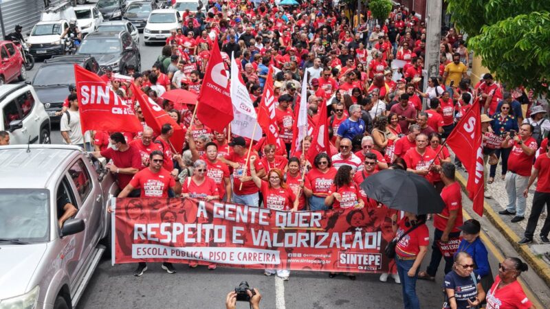 Sintepe realiza assembleia geral e decreta paralisação de trabalhadores/as da educação no estado