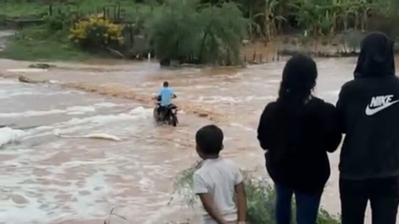 Chuvas provocam sangria do Açude da Venerada e veículos são arrastados em Santa Cruz