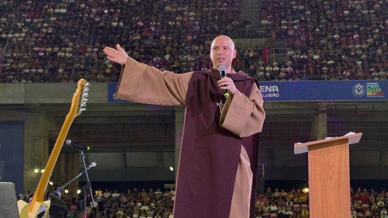 Vigília da Quaresma com Frei Gilson reúne milhares de fiéis na Arena de Pernambuco