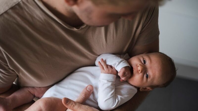Licença-paternidade de até 20 dias é aprovada no Senado 