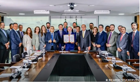 Lula sanciona Lei Antifacção e defende prisão de magnatas do crime