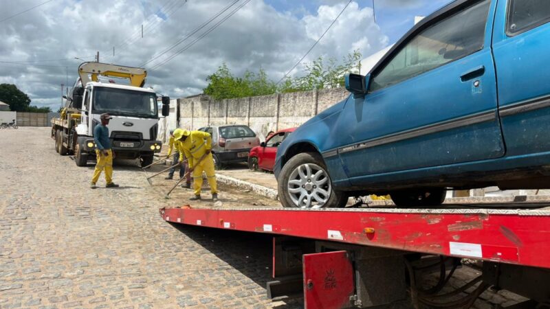 Prefeitura de Ouricuri realiza retirada de carros e motos apreendidos no entorno da delegacia