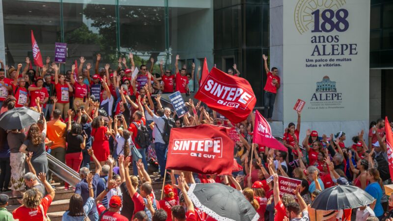 Sintepe realiza assembleia geral e ato pela campanha salarial educacional em frente à Alepe nesta quinta (05)