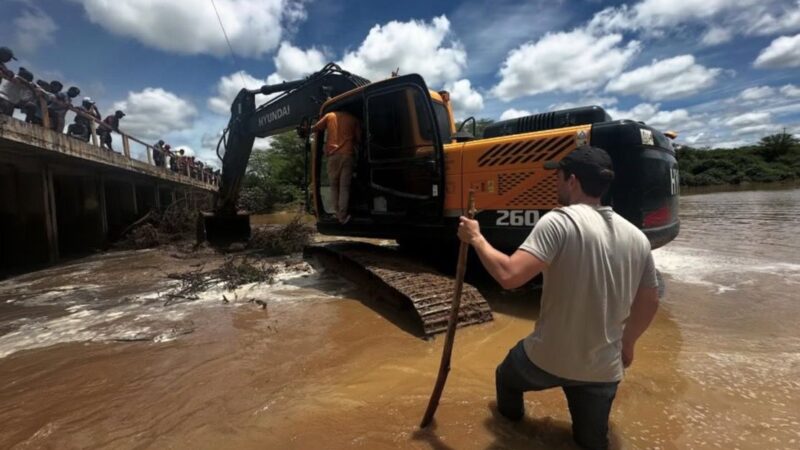 Victor Coelho acompanha ação de desobstrução após chuvas na Barra de São Pedro