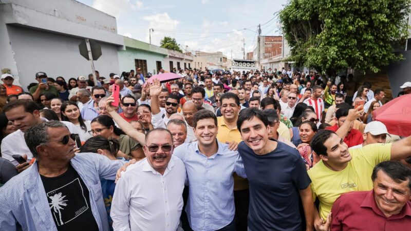 Em Agrestina, João Campos recebe o carinho do povo e destaca capacidade de concretizar compromissos