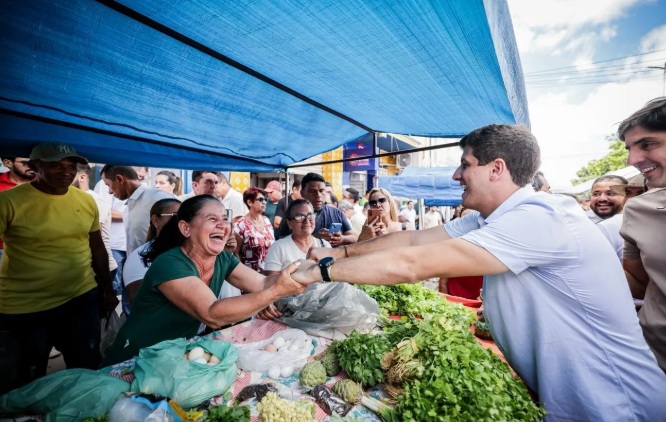 João Campos visita feira em Afogados da Ingazeira e defende foco no futuro de Pernambuco
